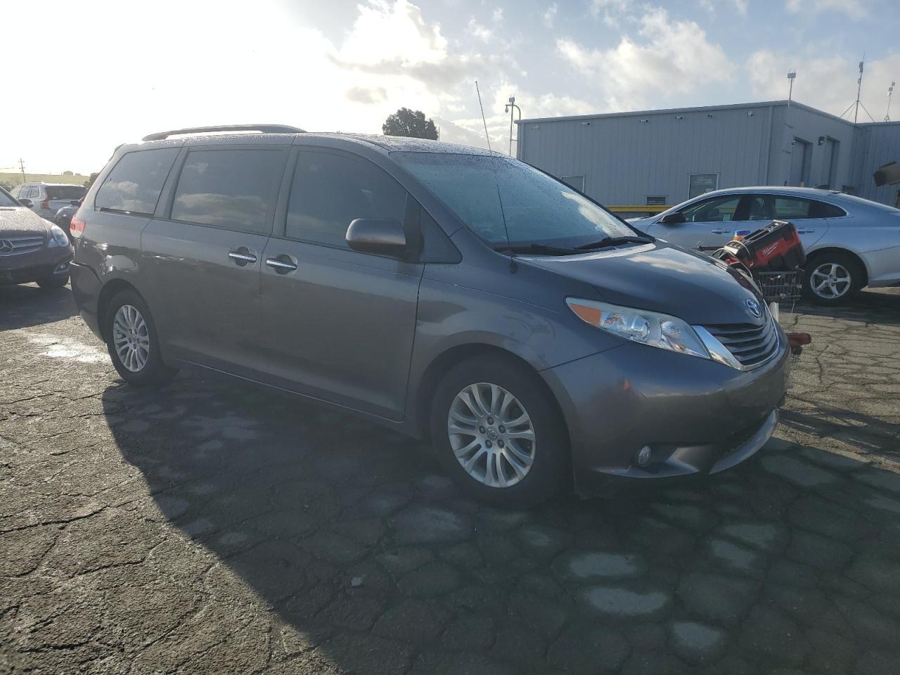 2013 TOYOTA SIENNA XLE - Image 4