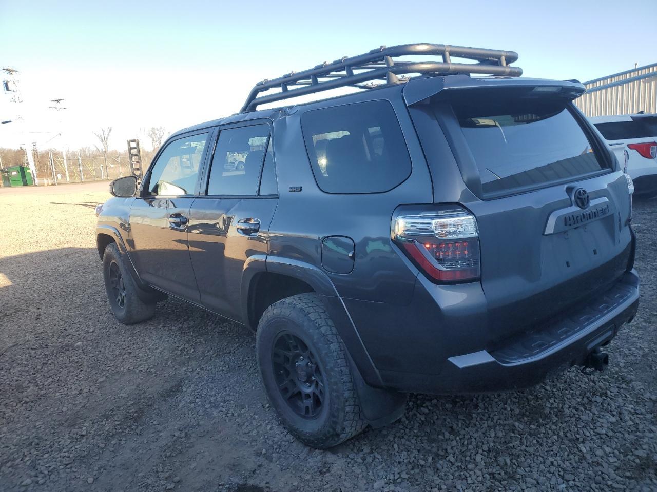 2022 TOYOTA 4RUNNER SR - Фото 2