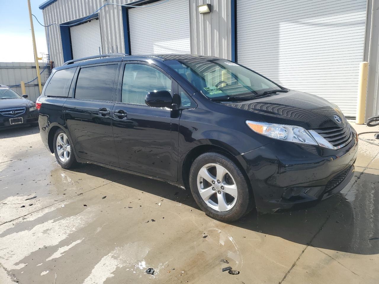 2015 TOYOTA SIENNA LE - Фото 4