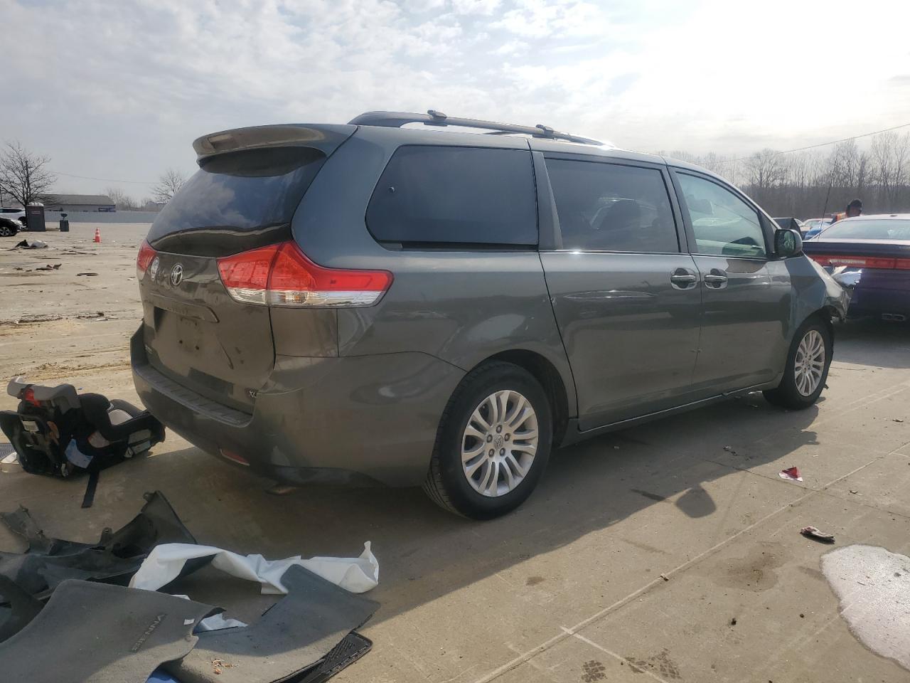 2011 TOYOTA SIENNA XLE - Фото 3
