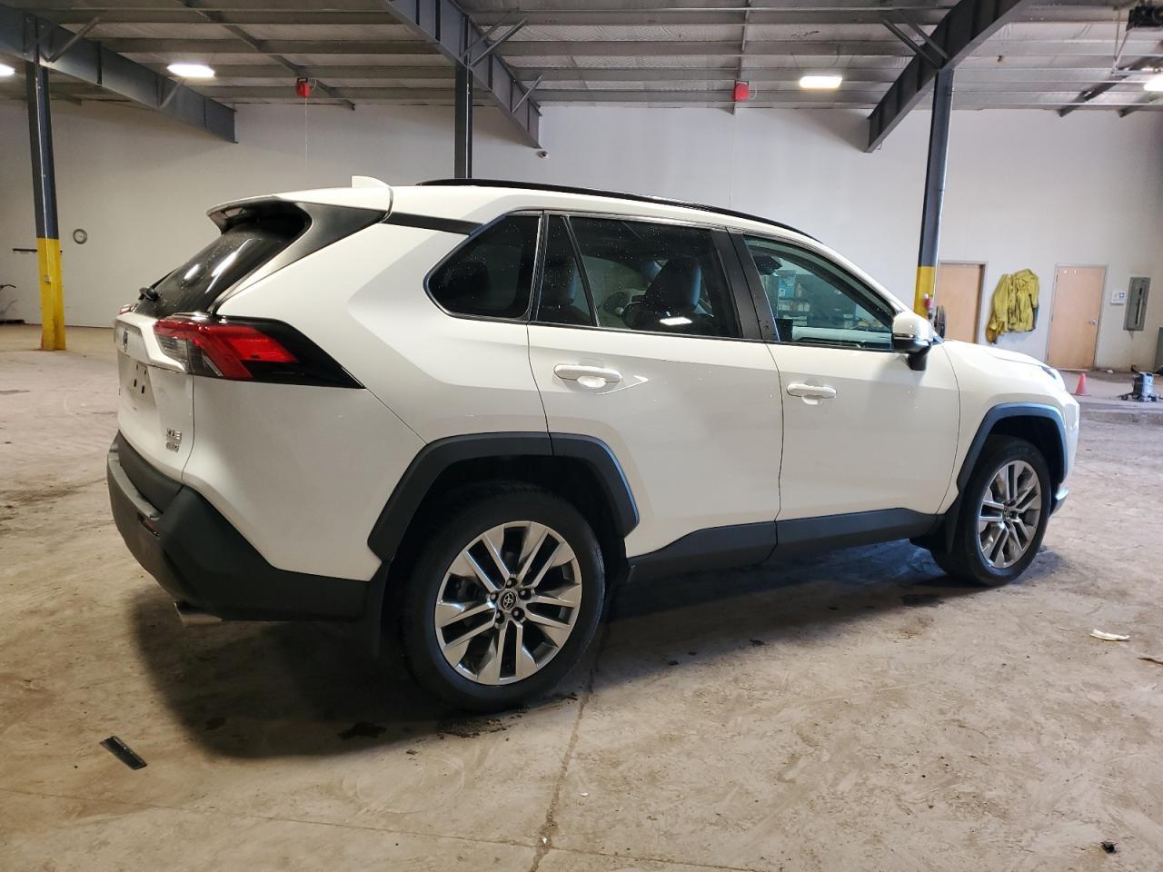 2019 TOYOTA RAV4 XLE P - Фото 3