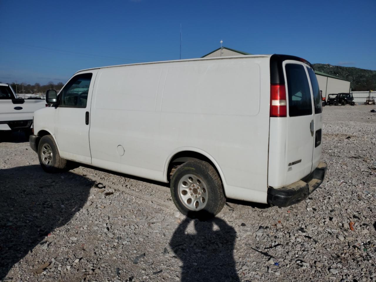 2010 CHEVROLET EXPRESS G1 - Image 2