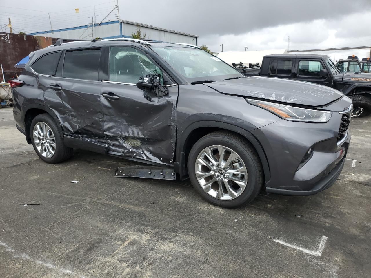 2024 TOYOTA HIGHLANDER - Image 4