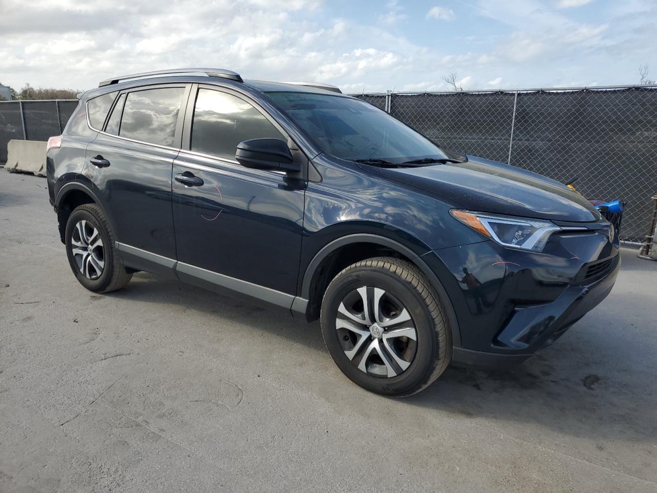 2018 TOYOTA RAV4 LE - Image 4