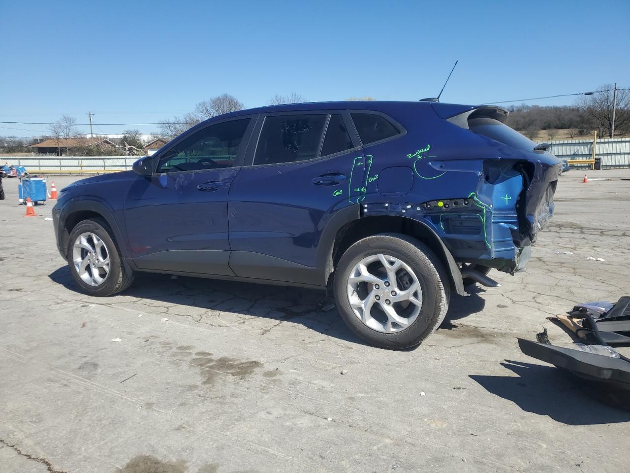 2024 CHEVROLET TRAX LS - Image 2