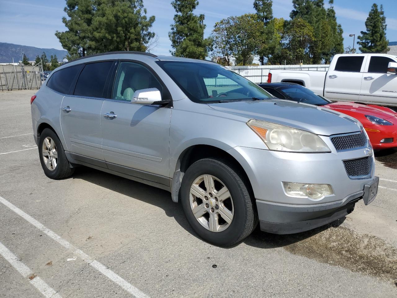 2011 CHEVROLET TRAVERSE L - Image 4