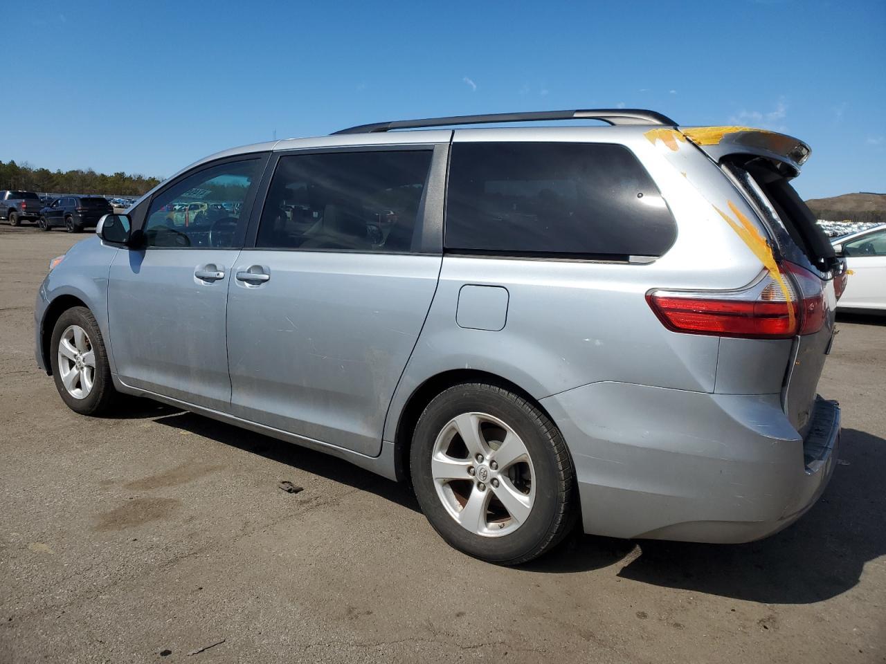 2015 TOYOTA SIENNA LE - Фото 2