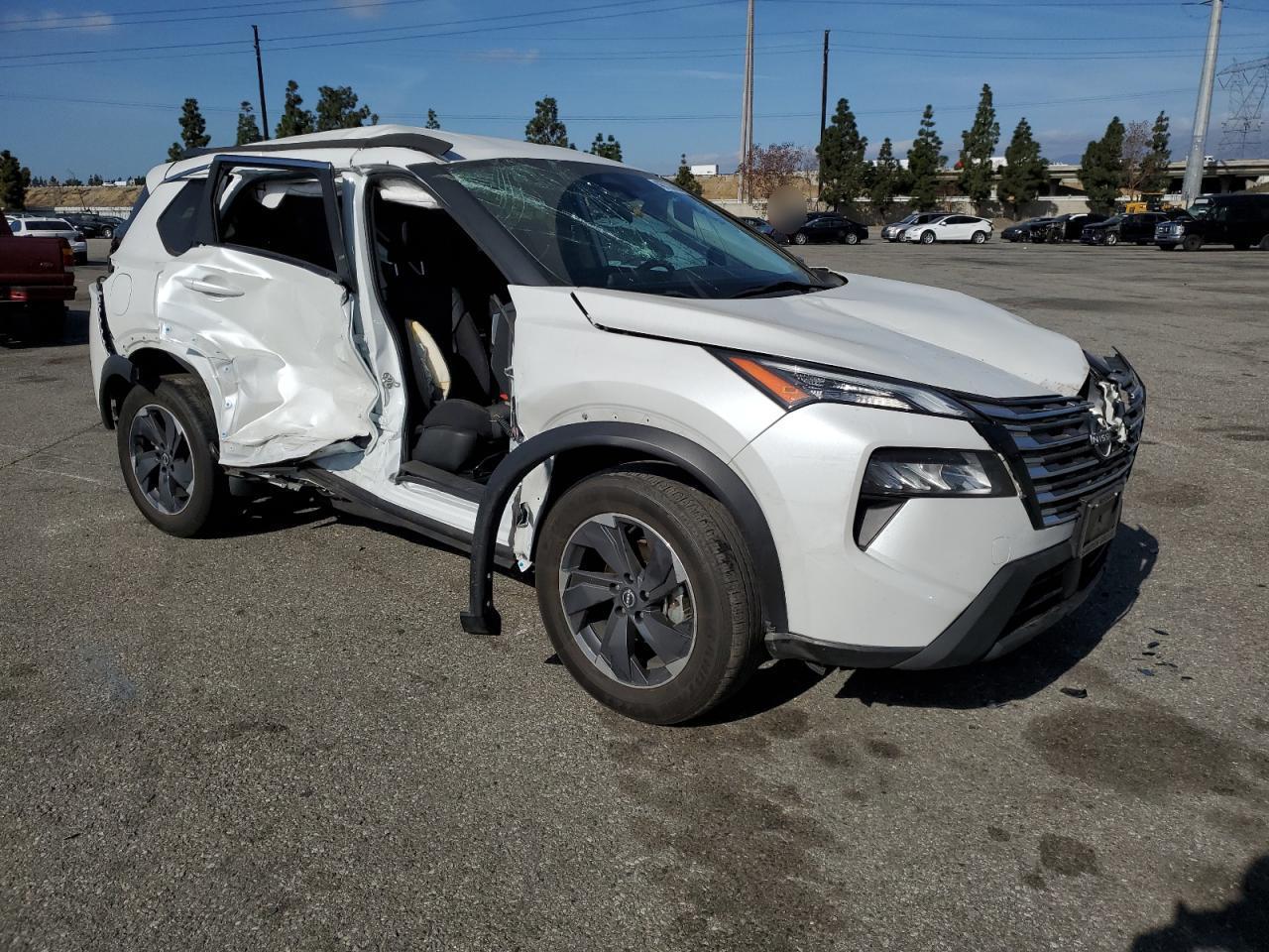 2024 NISSAN ROGUE SV - Image 4