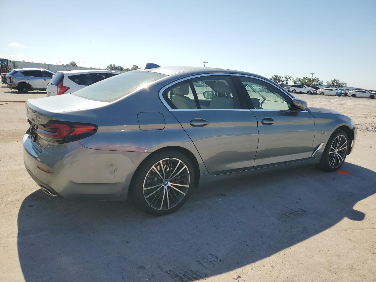 2022 BMW 530E - Фото 3
