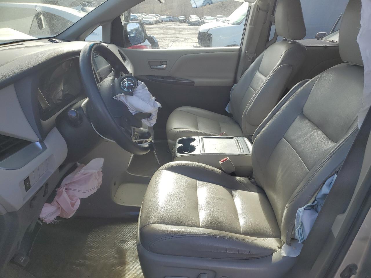 2015 TOYOTA SIENNA LE - Фото 7