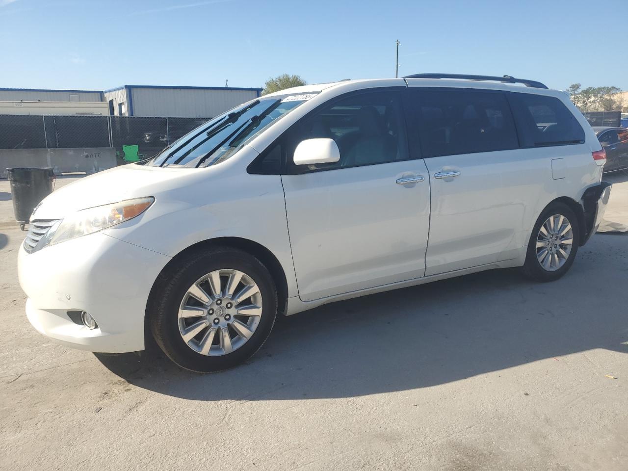 2011 TOYOTA SIENNA XLE