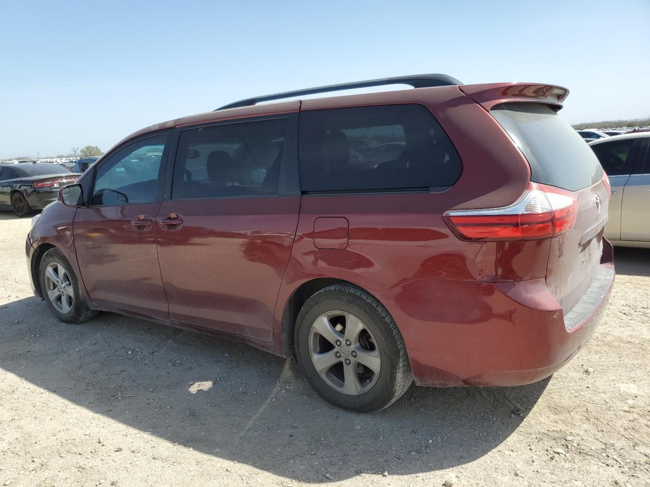 2015 TOYOTA SIENNA LE - Фото 2