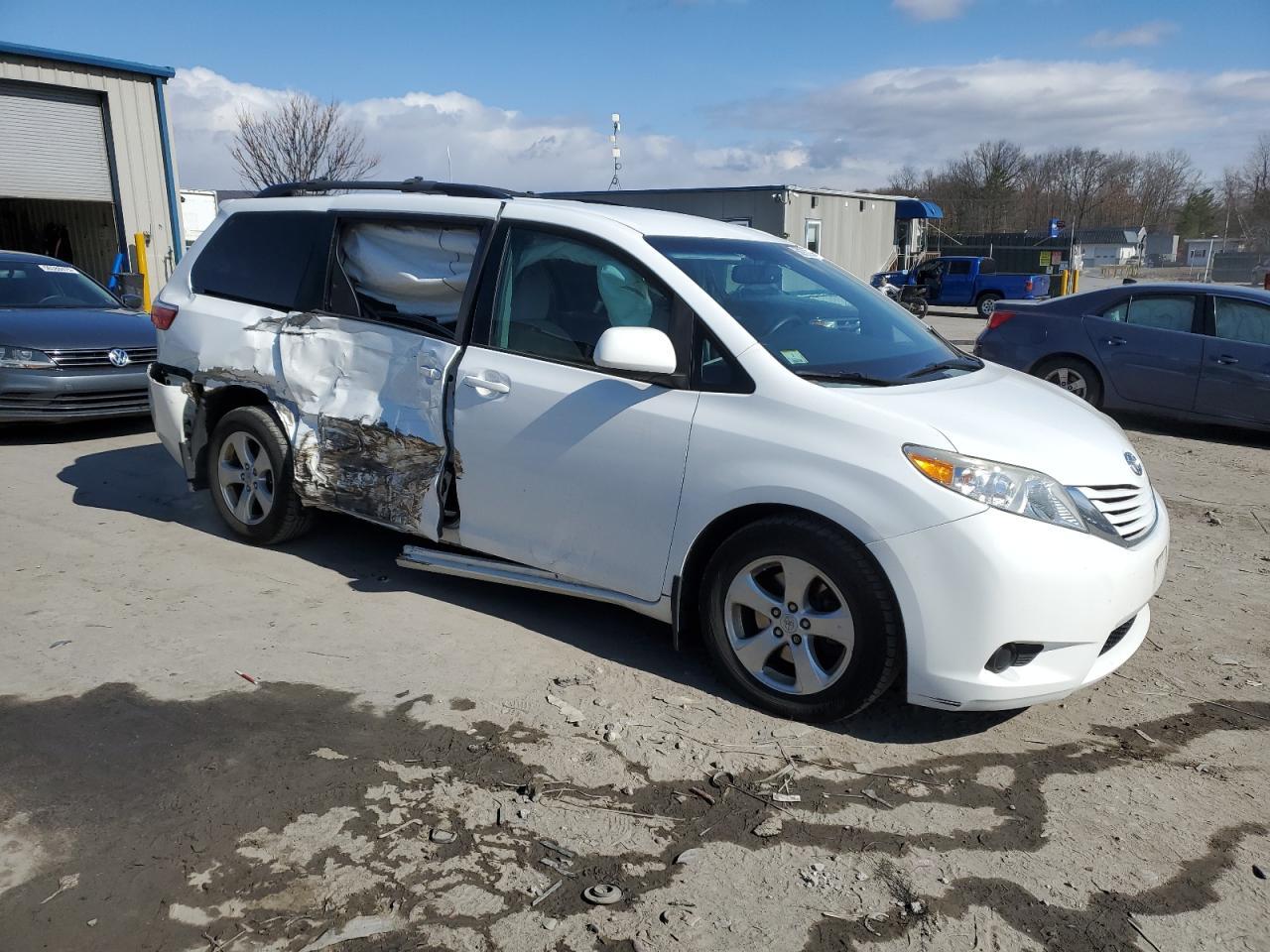 2015 TOYOTA SIENNA LE - Фото 4