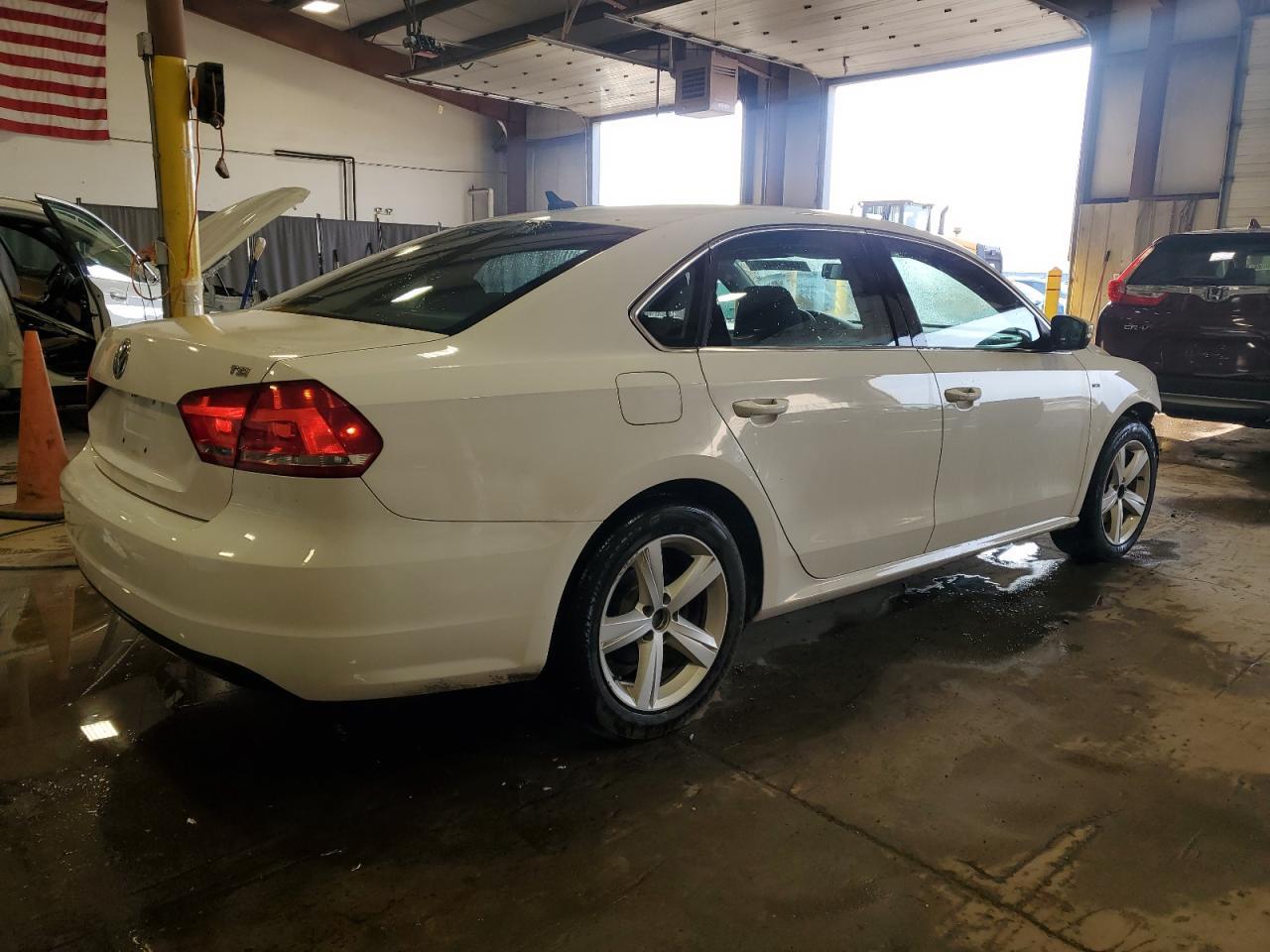 2015 VOLKSWAGEN PASSAT S - Фото 3