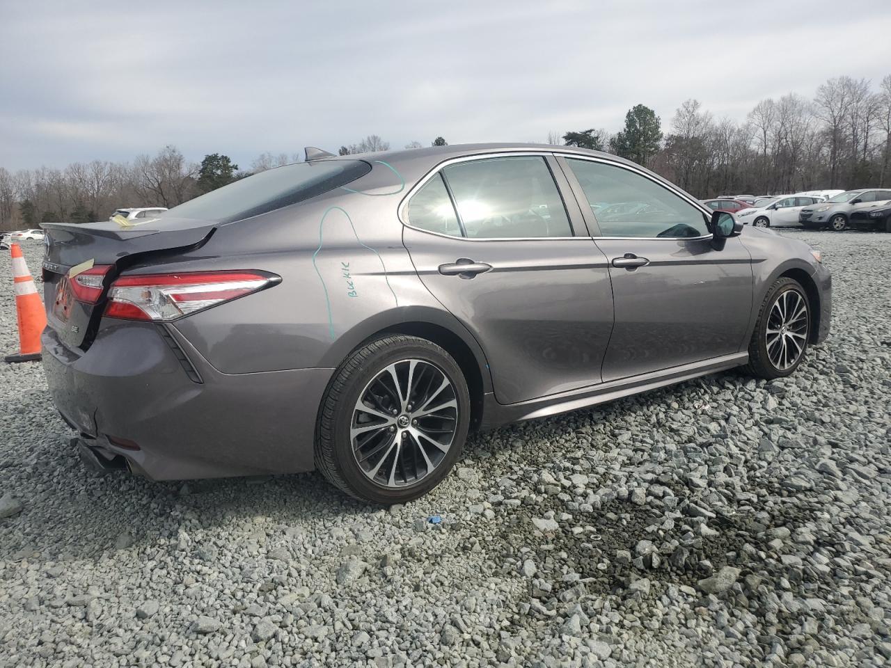 2020 TOYOTA CAMRY SE - Фото 3