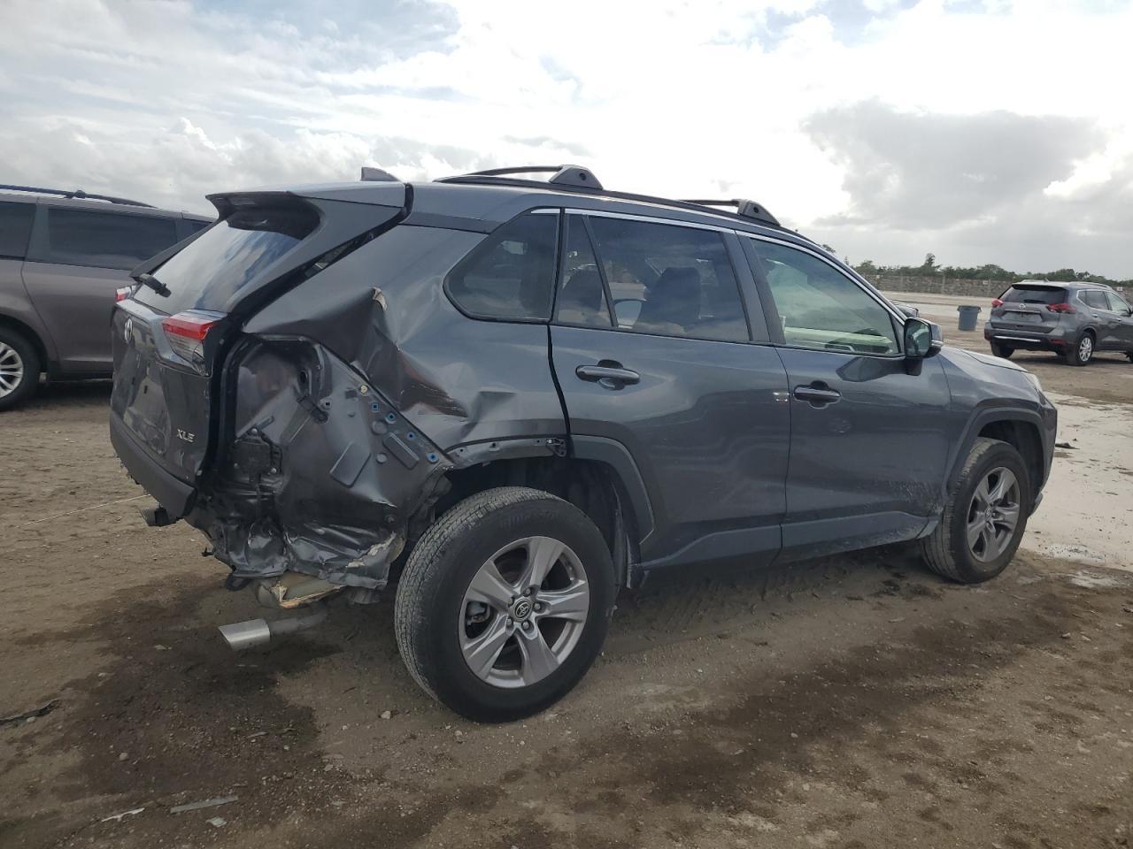 2022 TOYOTA RAV4 XLE - Фото 3