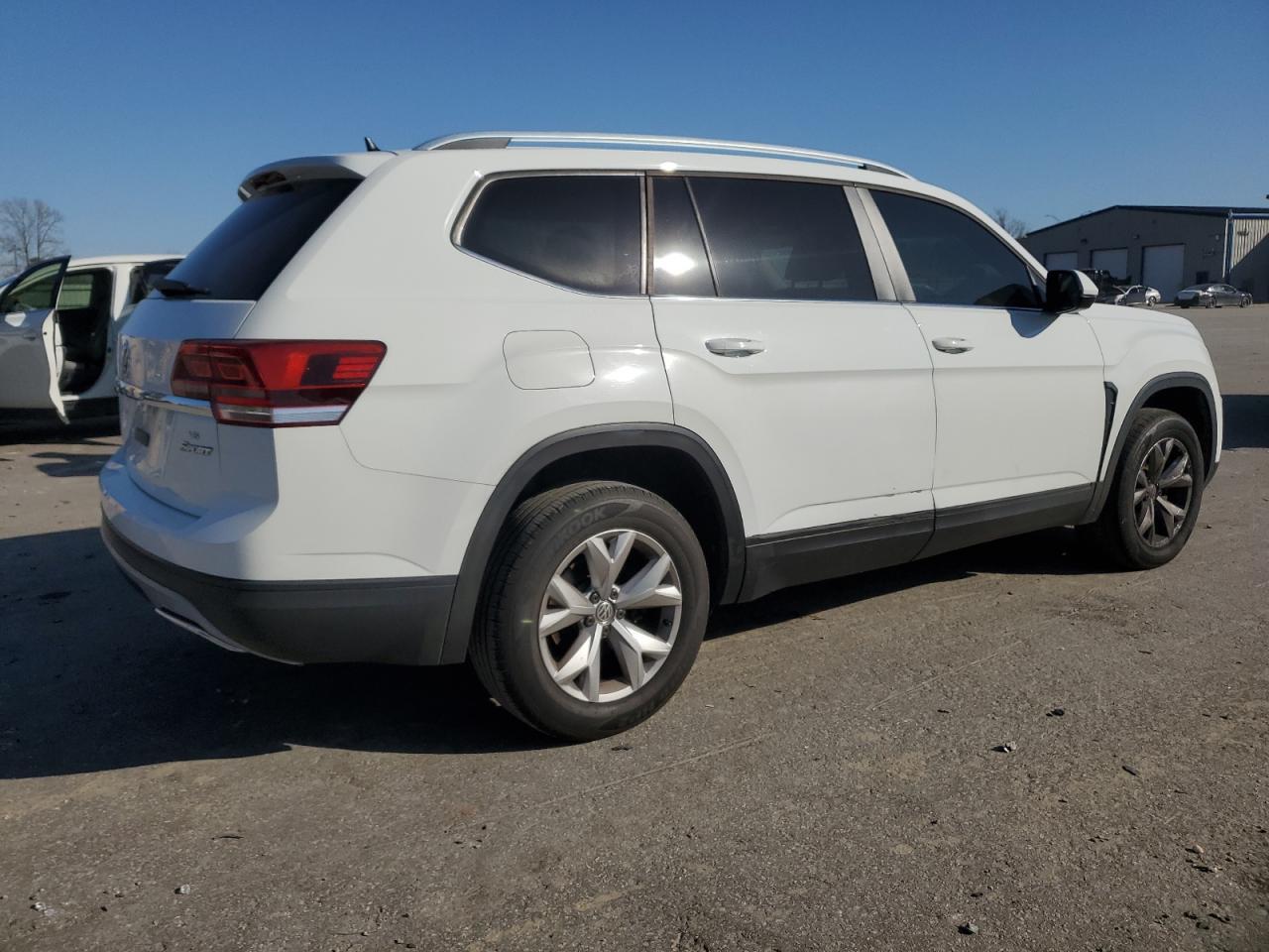 2018 VOLKSWAGEN ATLAS SE - Image 3