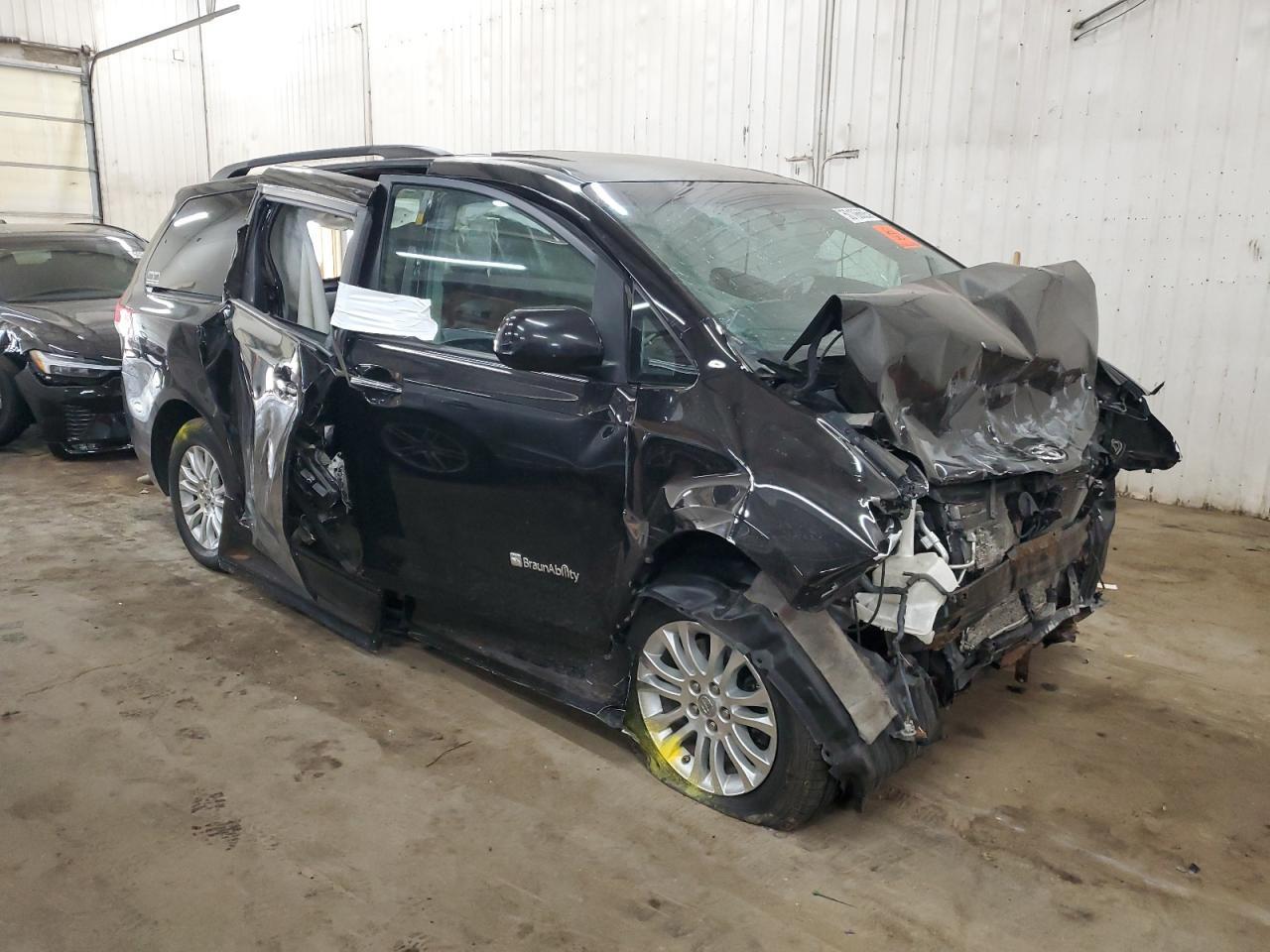 2011 TOYOTA SIENNA XLE - Фото 4
