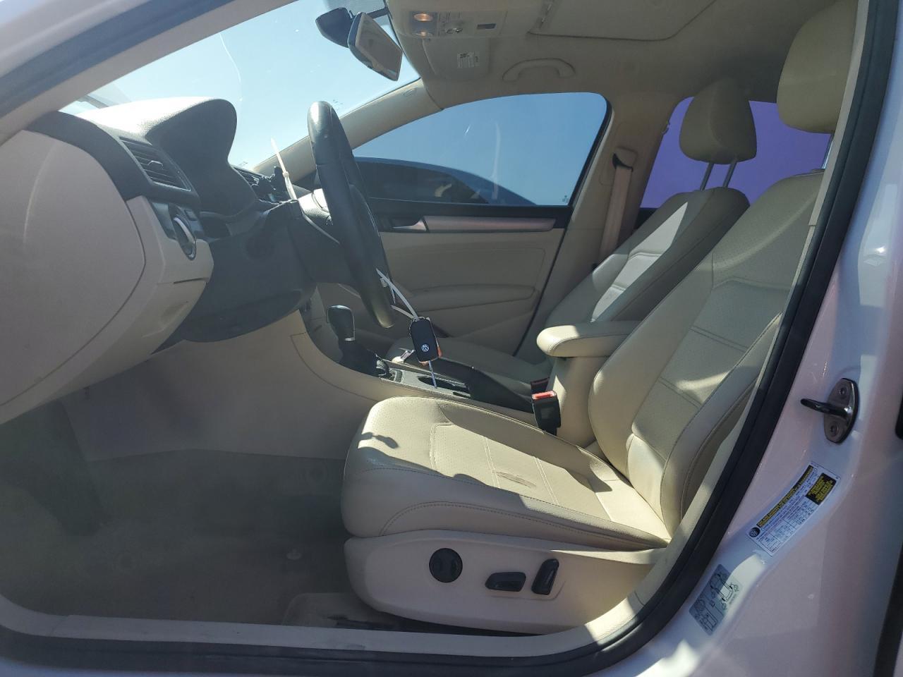 2014 VOLKSWAGEN PASSAT SE - Image 7
