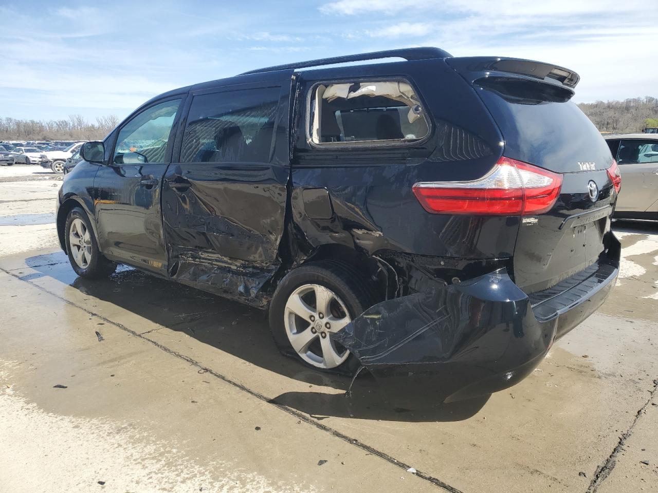 2015 TOYOTA SIENNA LE - Фото 2