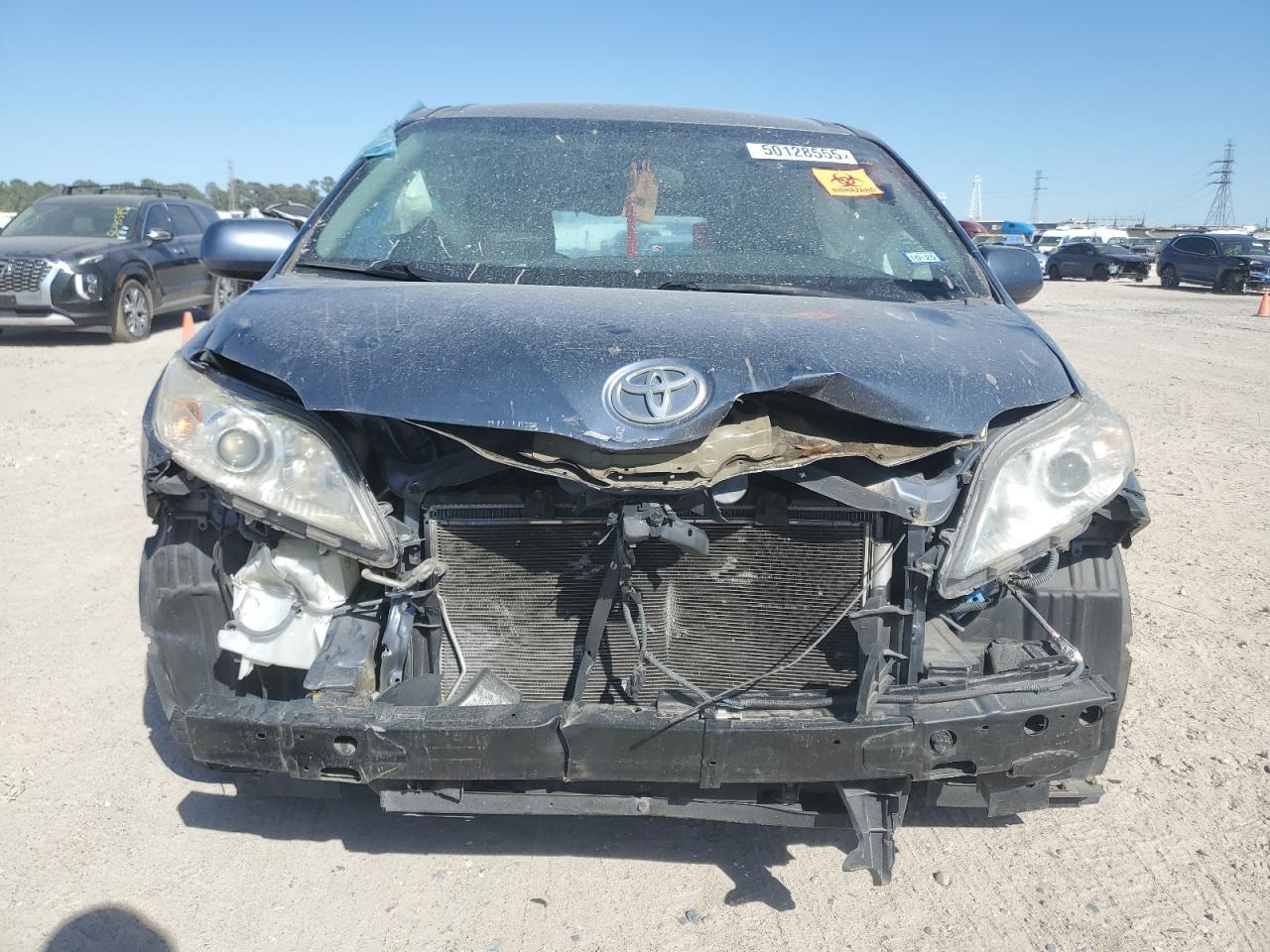 2015 TOYOTA SIENNA LE - Фото 5