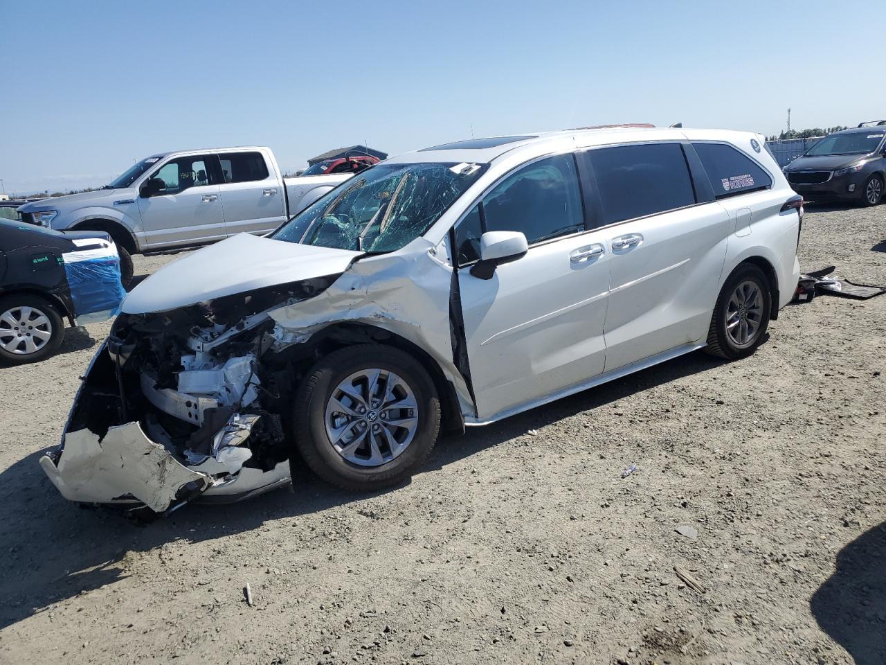 2023 TOYOTA SIENNA XLE