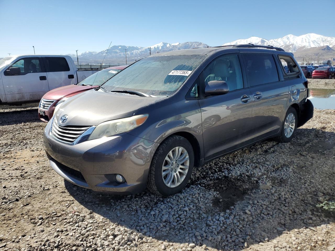 2011 TOYOTA SIENNA XLE