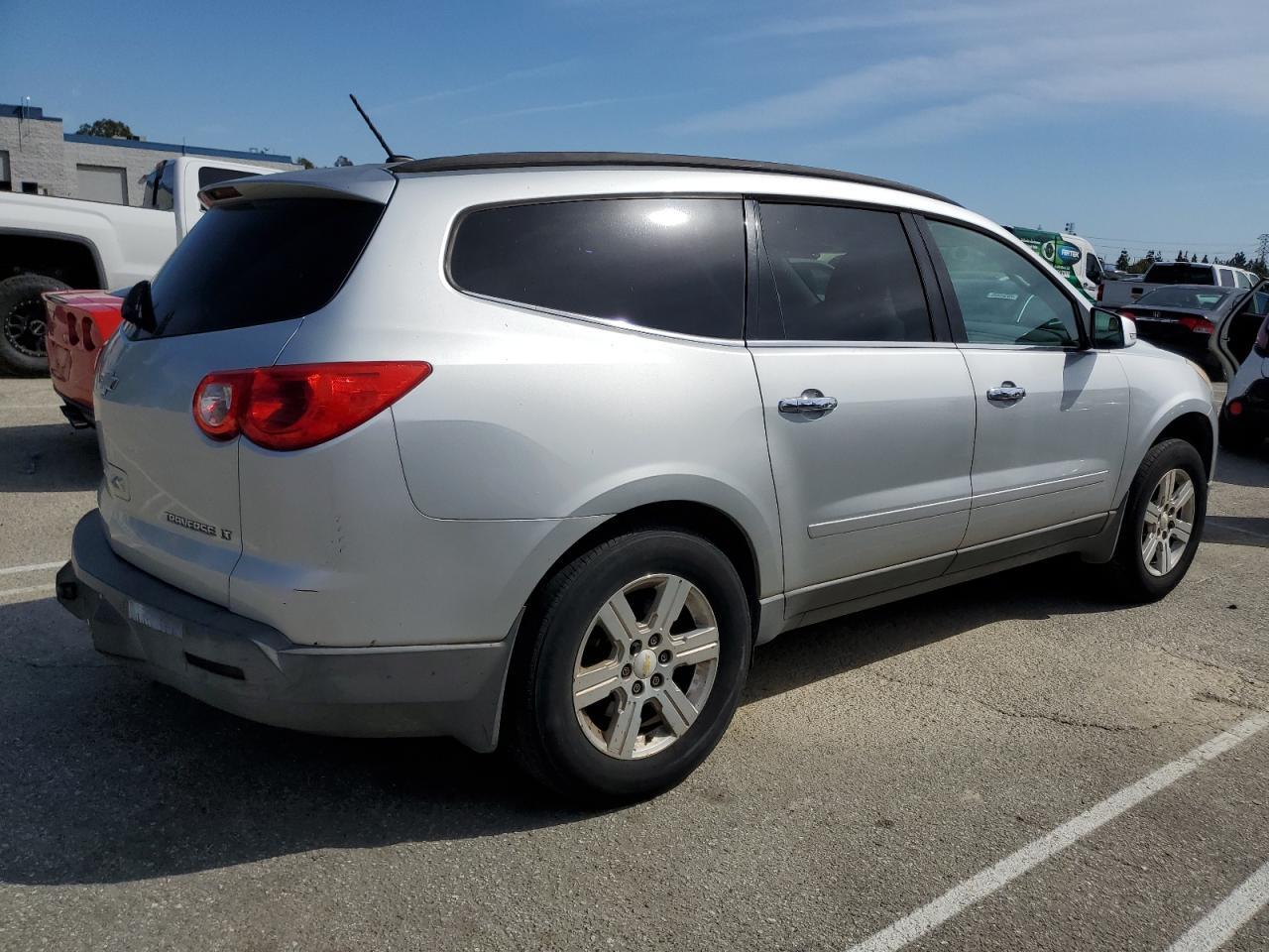 2011 CHEVROLET TRAVERSE L - Image 3
