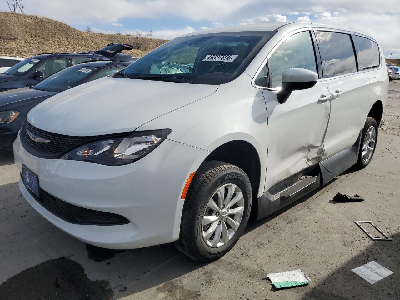 2022 CHRYSLER VOYAGER LX