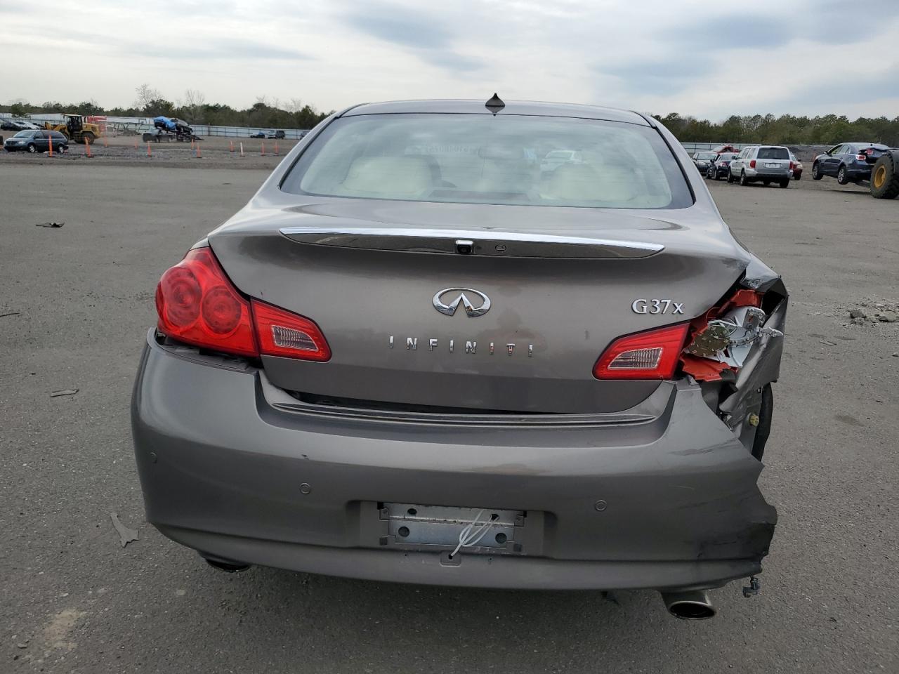 2011 INFINITI G37 - Image 6