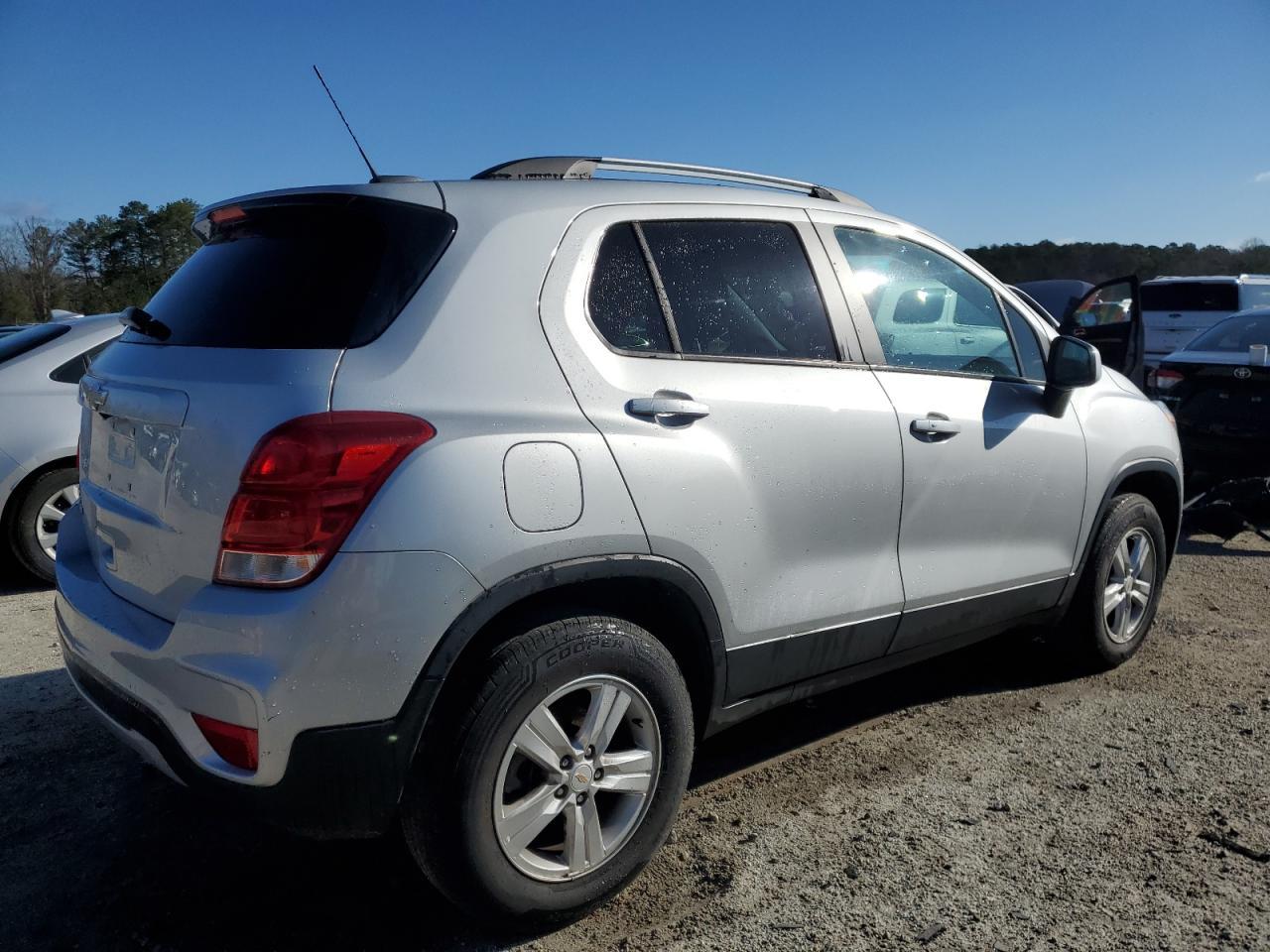 2021 CHEVROLET TRAX 1LT - Image 3