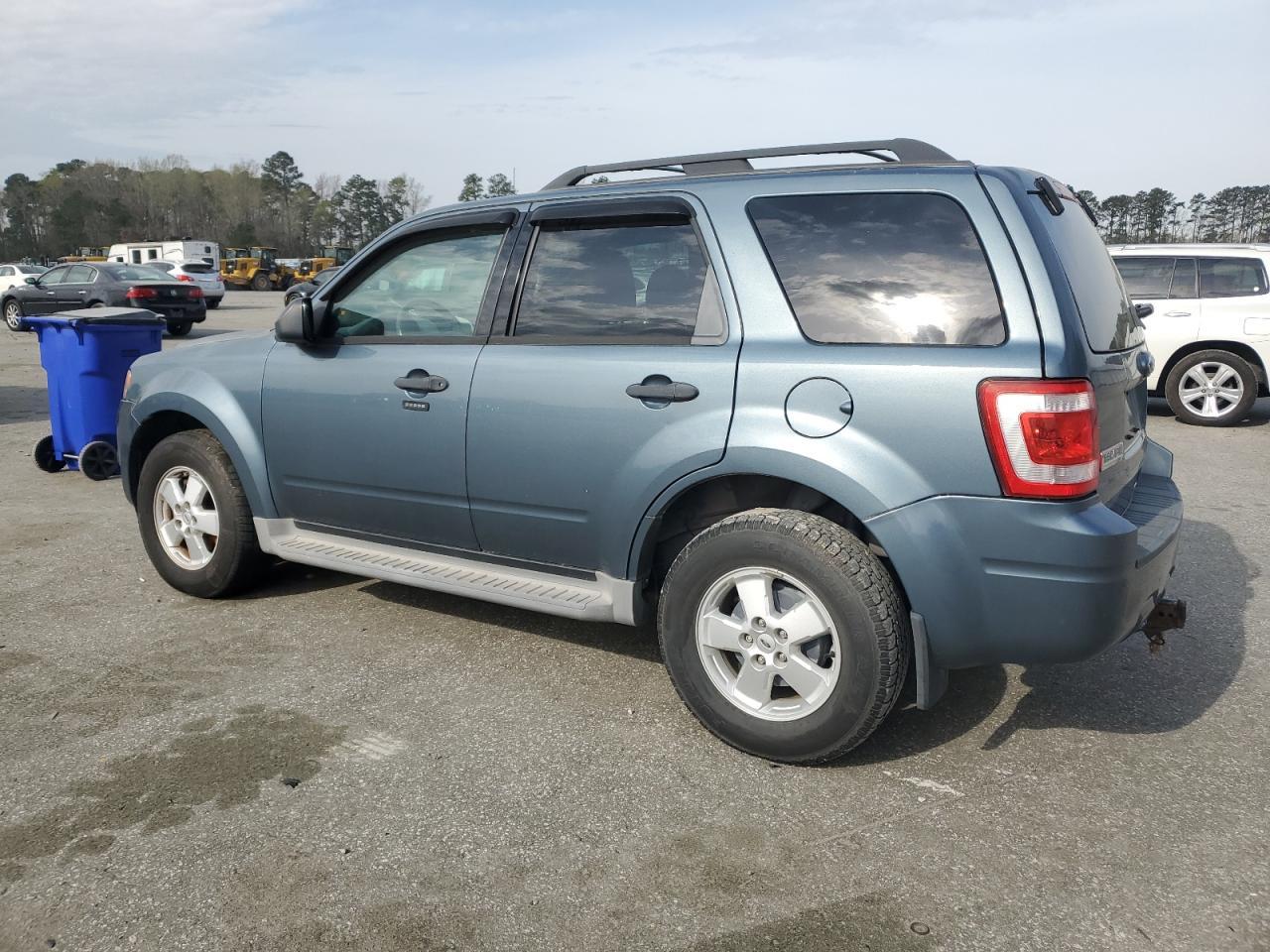 2010 FORD ESCAPE XLT - Image 2