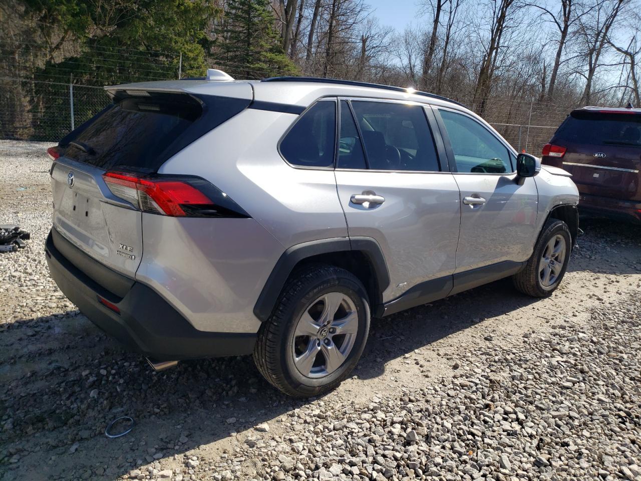 2022 TOYOTA RAV4 XLE - Фото 3