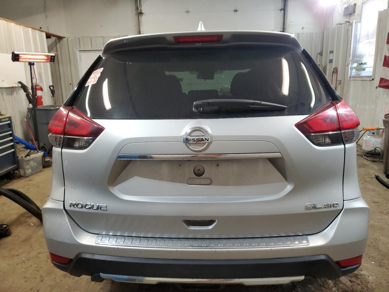 2017 NISSAN ROGUE SV - Фото 6