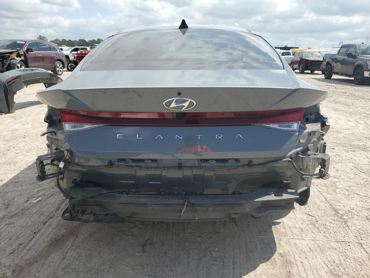 2022 HYUNDAI ELANTRA SE - Image 6