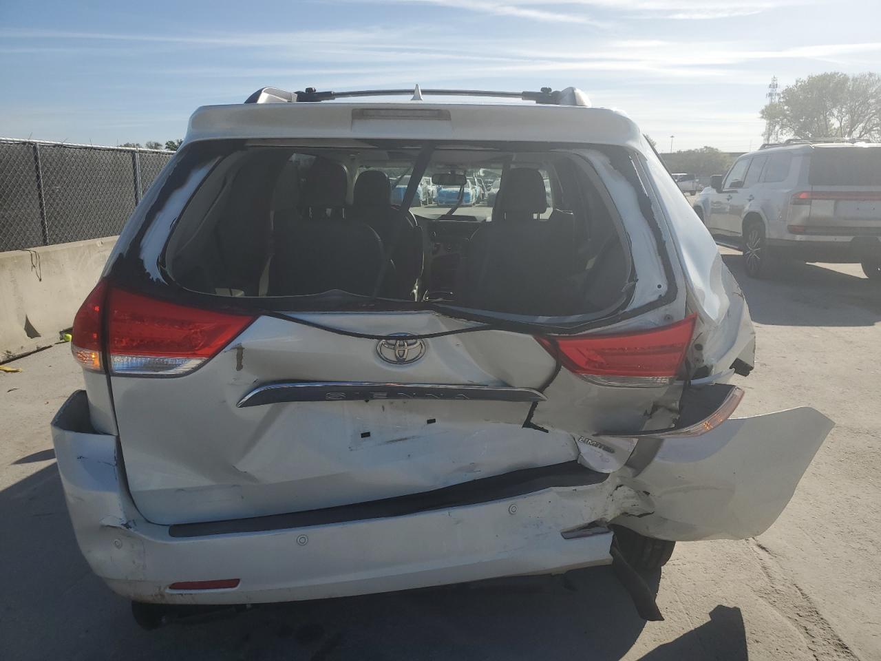 2011 TOYOTA SIENNA XLE - Фото 6