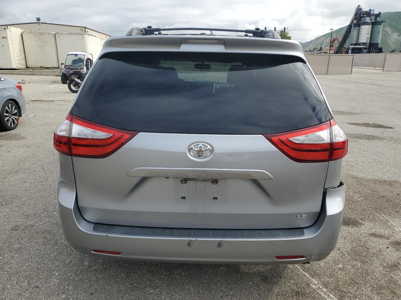 2015 TOYOTA SIENNA LE - Фото 6