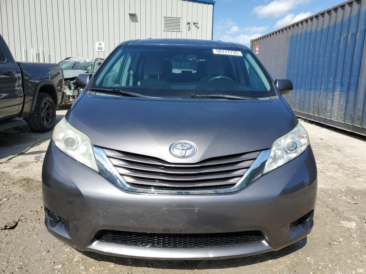 2015 TOYOTA SIENNA LE - Image 5