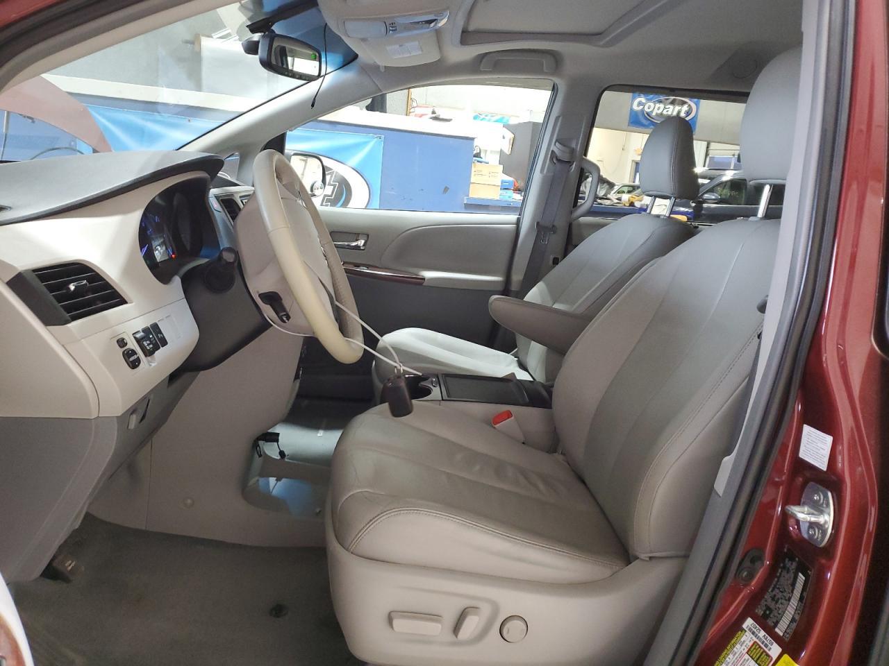 2013 TOYOTA SIENNA XLE - Image 7