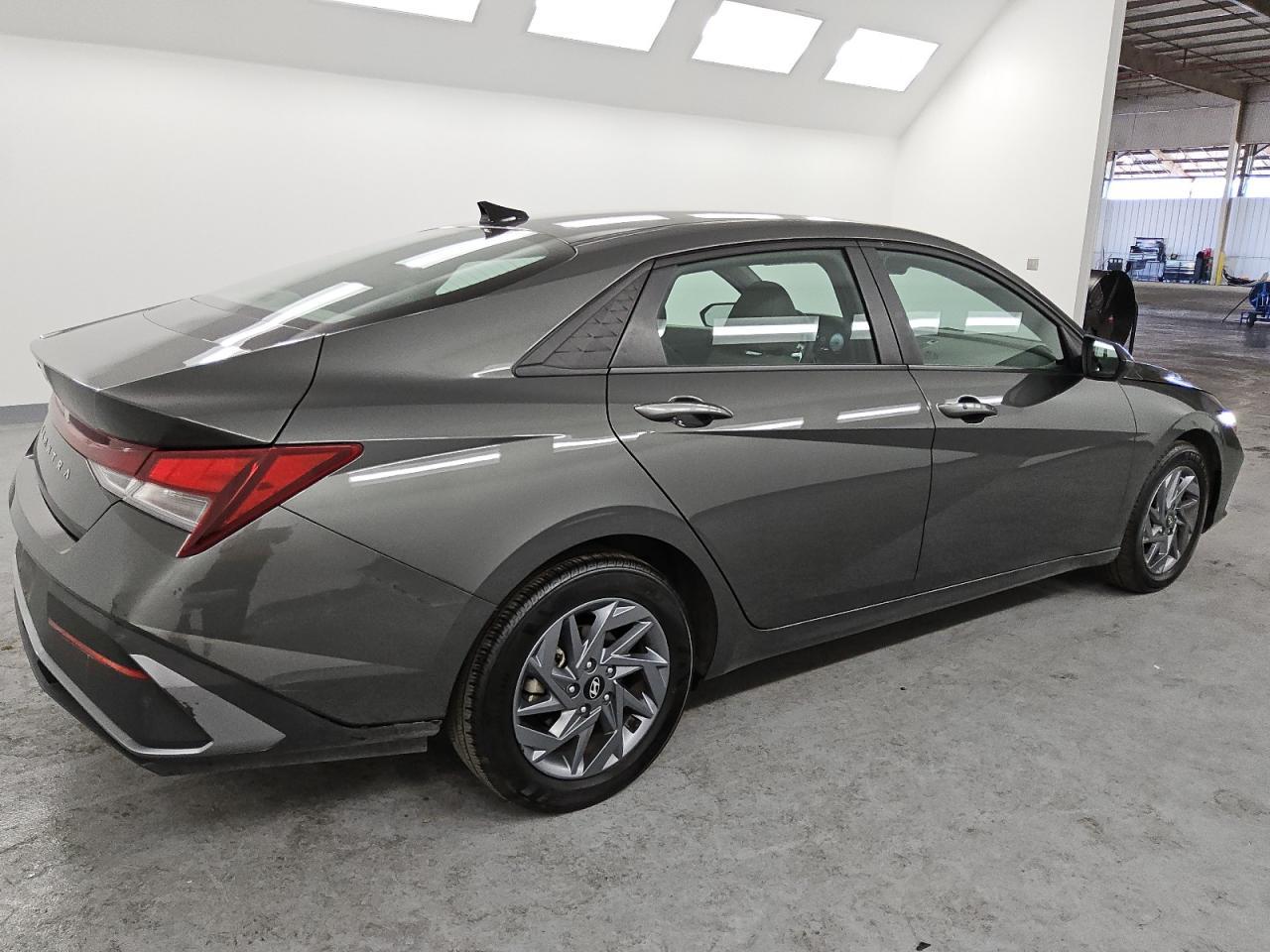 2024 HYUNDAI ELANTRA SE - Image 3