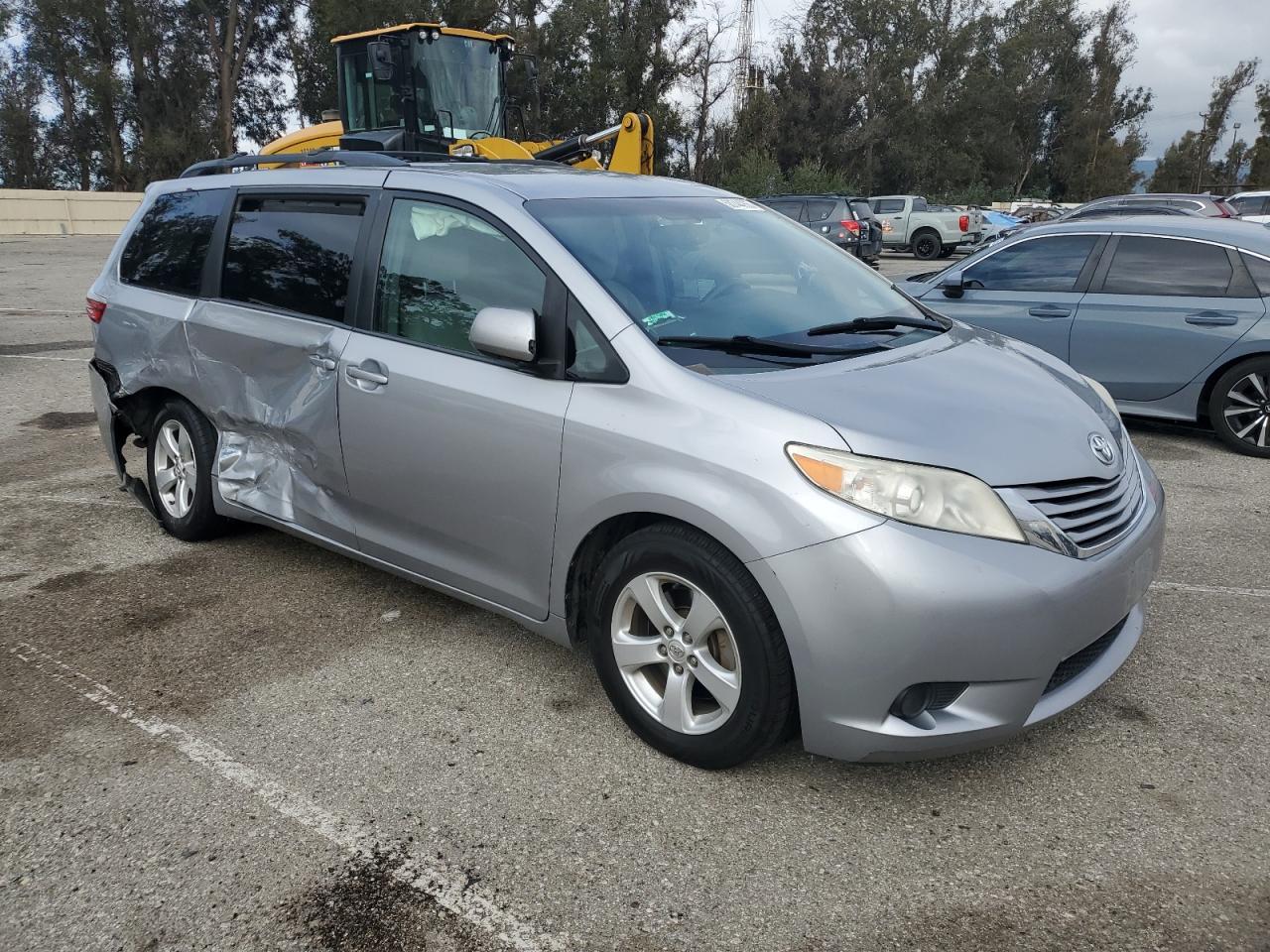 2015 TOYOTA SIENNA LE - Фото 4
