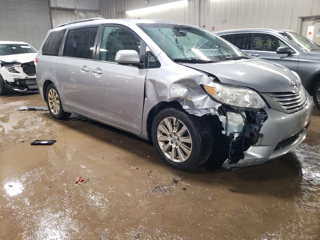 2011 TOYOTA SIENNA XLE - Image 4
