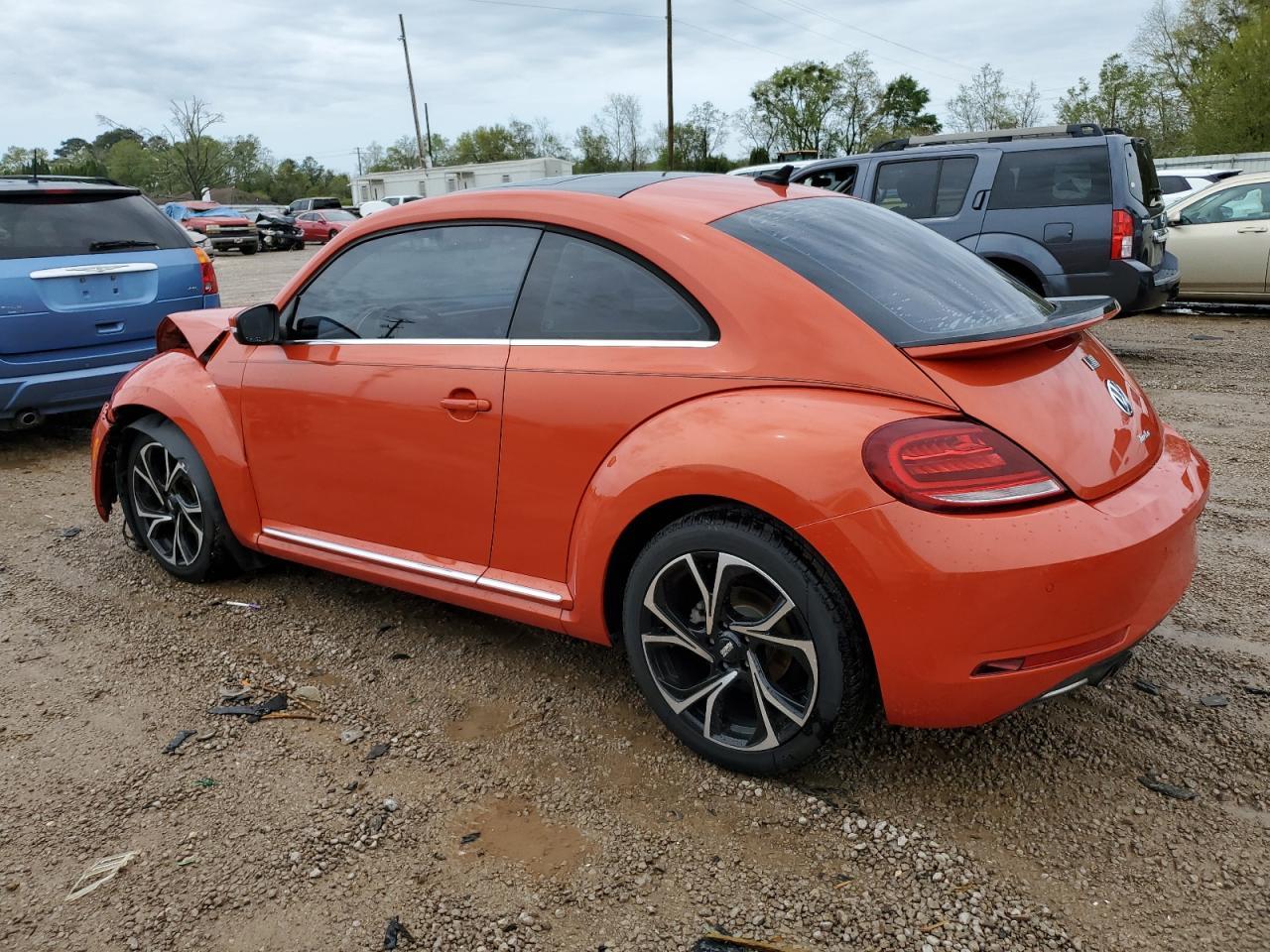 2019 VOLKSWAGEN BEETLE SE - Image 2