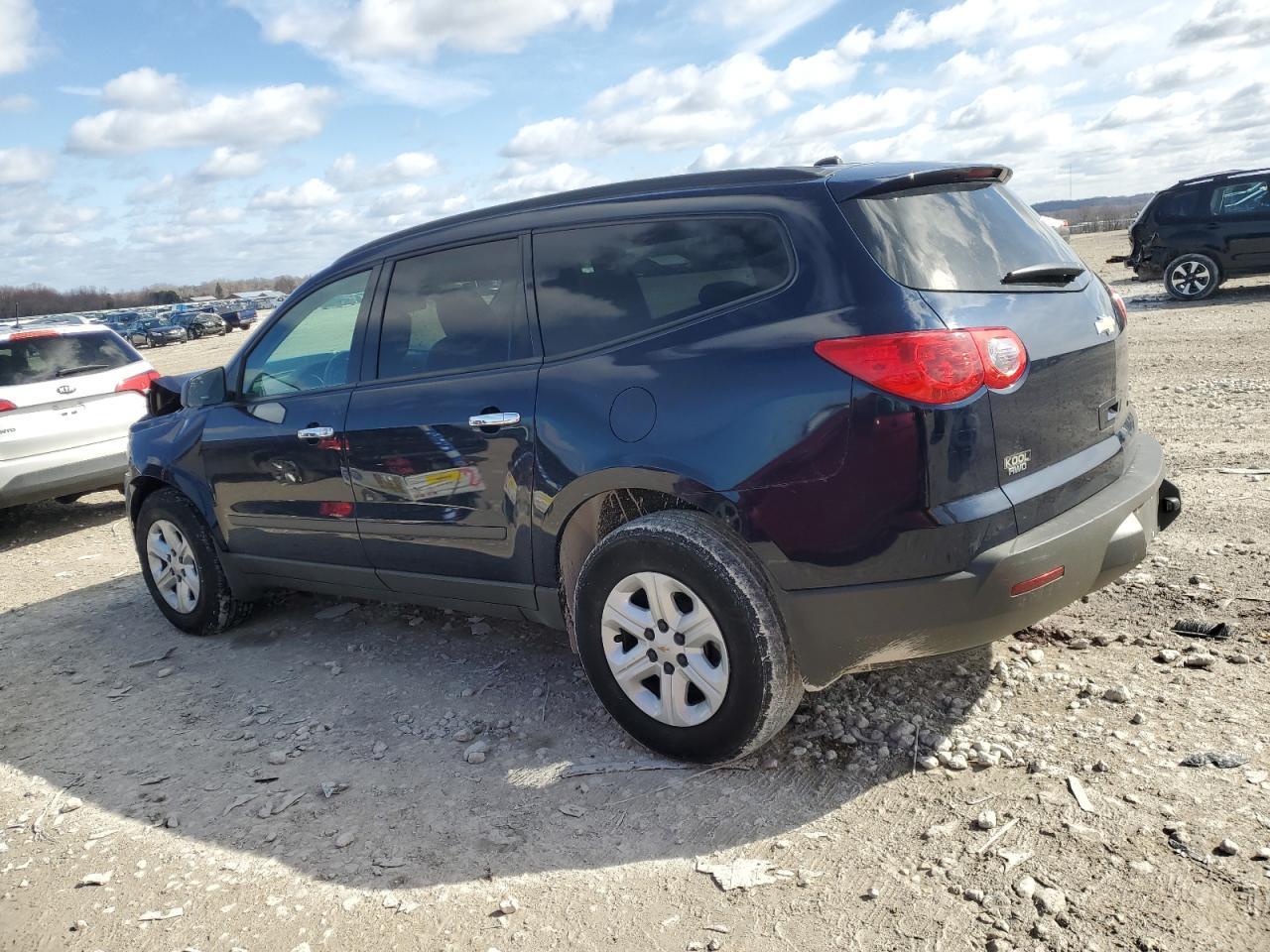 2012 CHEVROLET TRAVERSE L - Image 2