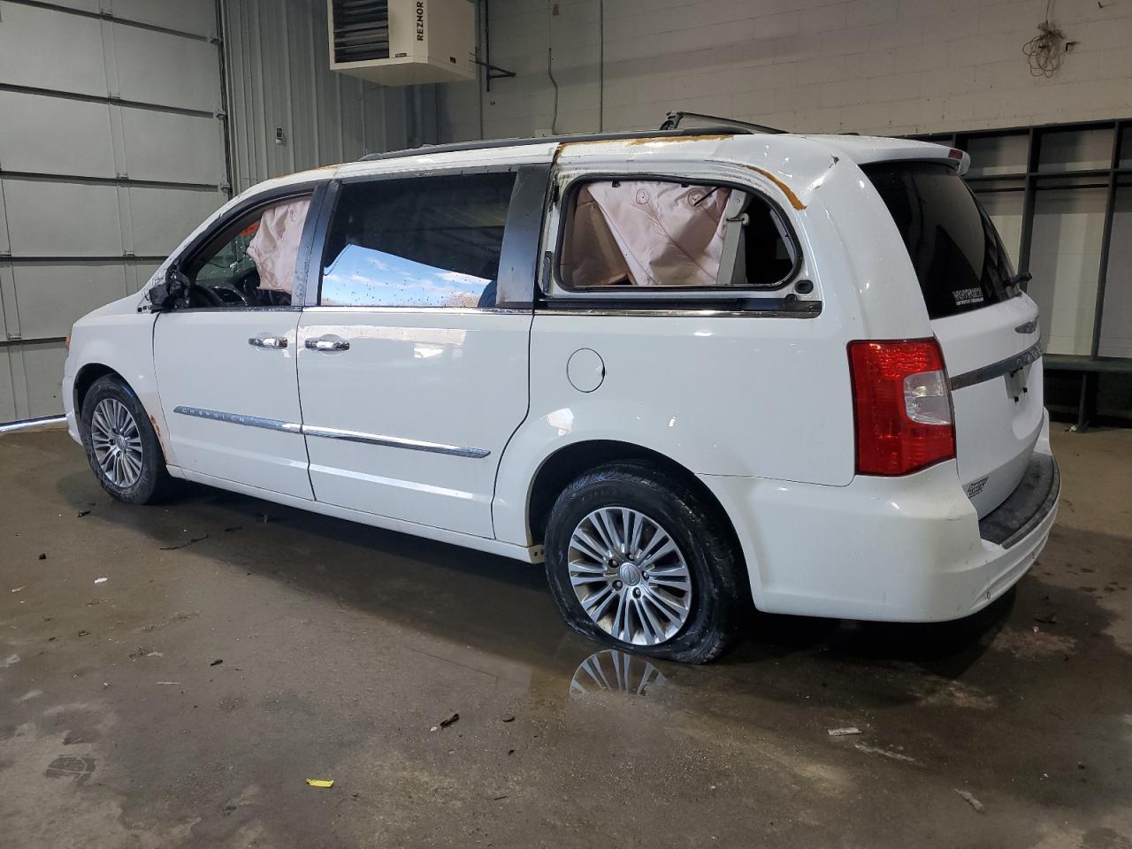 2014 CHRYSLER TOWN & COU - Image 2