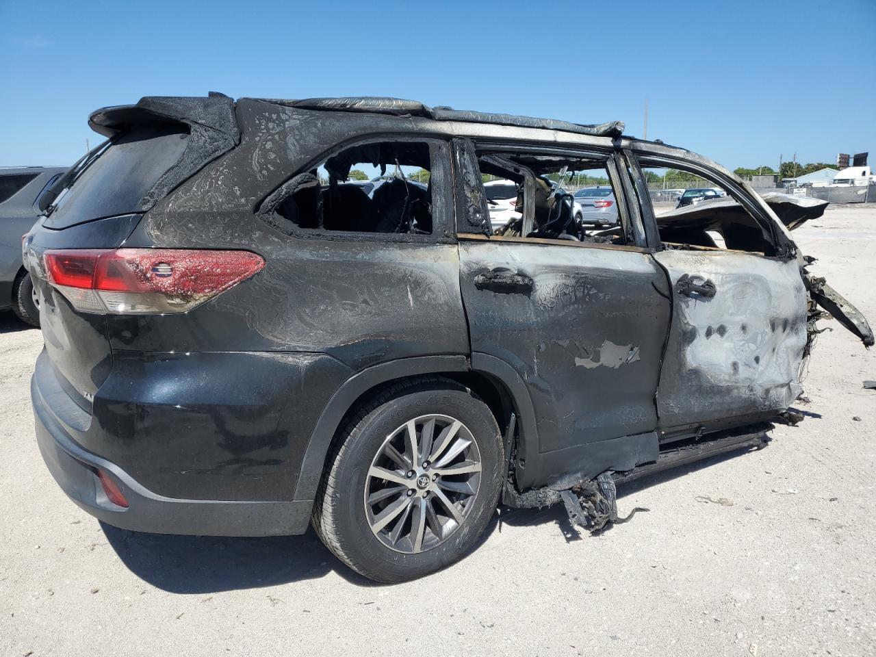 2019 TOYOTA HIGHLANDER - Image 3