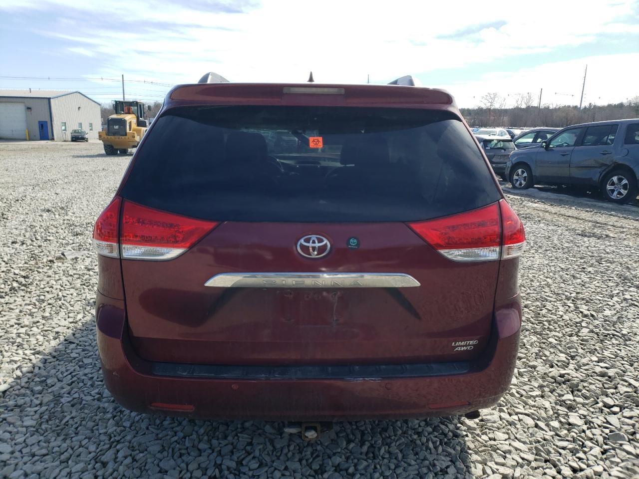 2011 TOYOTA SIENNA XLE - Image 6