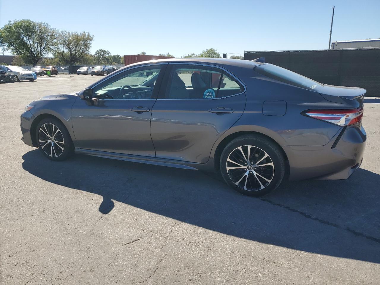 2020 TOYOTA CAMRY SE - Фото 2