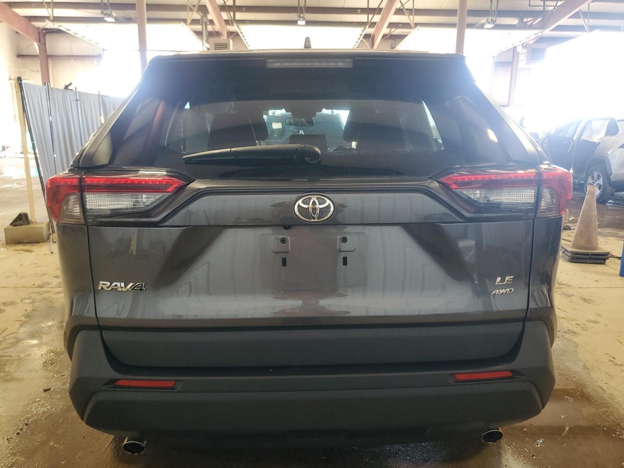 2021 TOYOTA RAV4 LE - Фото 6