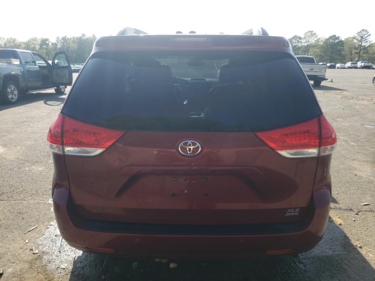2013 TOYOTA SIENNA XLE - Image 6